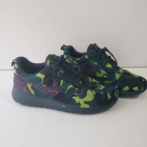 Nike Women Roshe One Prem Plus Green Camo, Purple Nike Sign Size 7